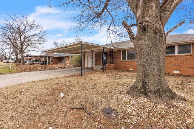 Building Photo - 2008 Maple Dr