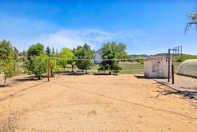 Foto del edificio - 7625 N Williamson Valley Rd