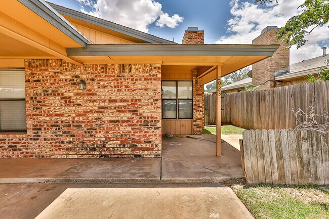 Building Photo - 2 Bedroom Duplex