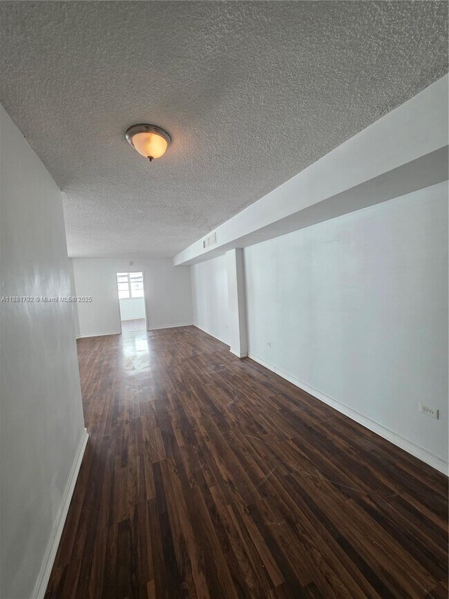 Foto del edificio - 905 Brickell Bay Dr