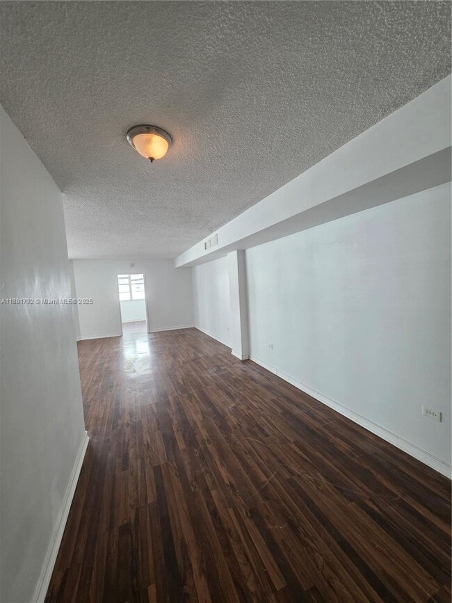 Building Photo - 905 Brickell Bay Dr