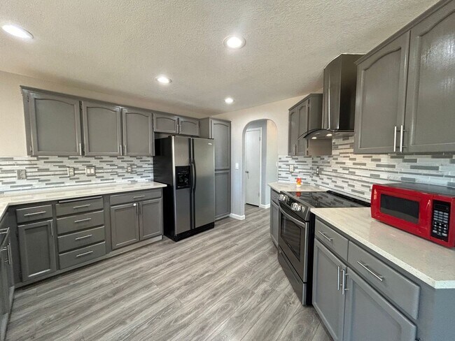 Foto del edificio - AVAILABLE NOW!! 3bd/2ba FANTASTIC Dead End Street - HUGE MASTER SUITE!