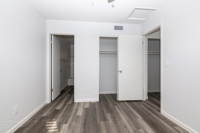 Building Photo - Granada Suites