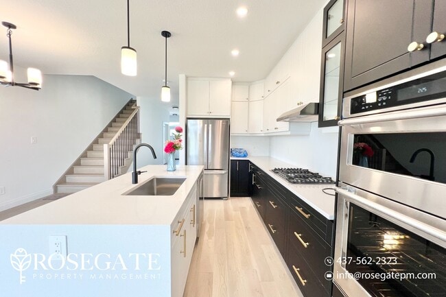 Photo du bâtiment - Brand New 5-Bedroom, 3.5-Bath Home in Lond...