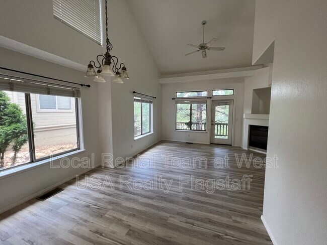 Foto del edificio - 6164 E Mountain Oaks Dr