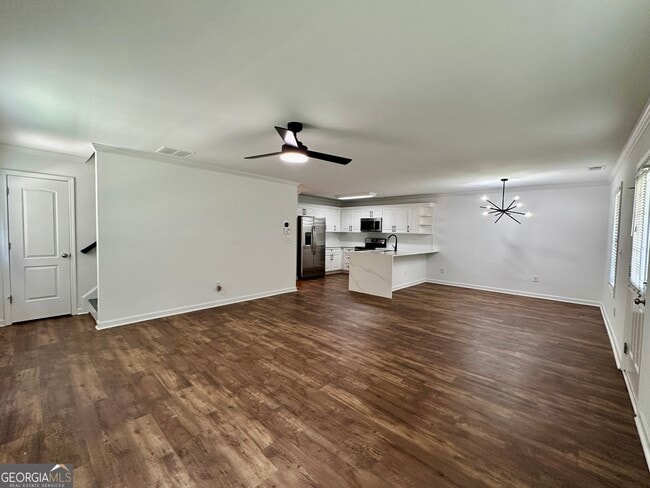 Building Photo - 728 Skyview Dr NE