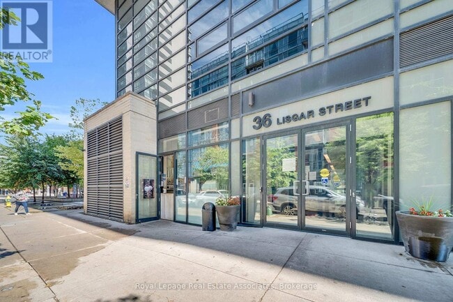 Building Photo - 36 Lisgar St