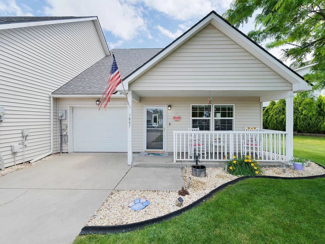 Foto principal - Beautiful 3 Bed, 2 Bath Home w/ Office in ...