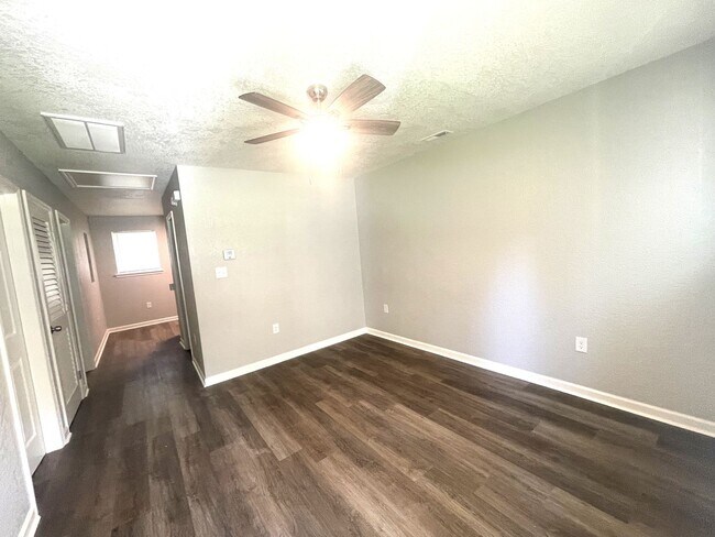 Foto del edificio - Stunning remodeled 2 bedroom duplex home 1...