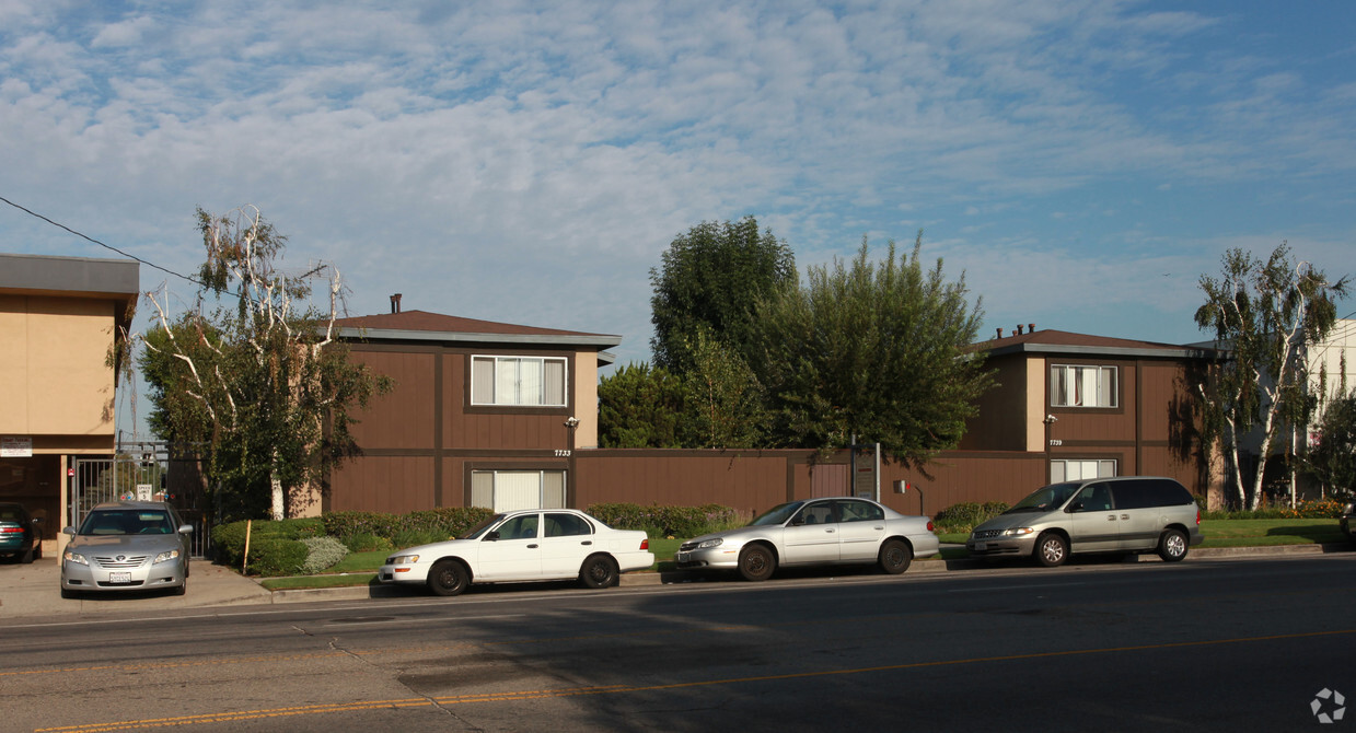 Apartamentos en 7733-7739 Laurel Canyon Blvd. - 7733-7739 Laurel Canyon Blvd
