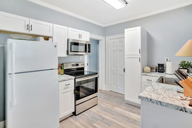 Building Photo - 711 E 46th St