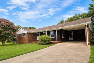 Building Photo - 3750 Robinson Dr