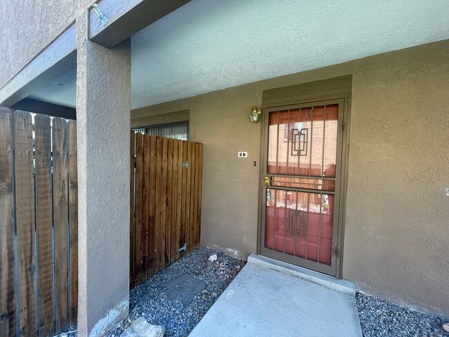 Building Photo - 2900 Vista Del Rey NE