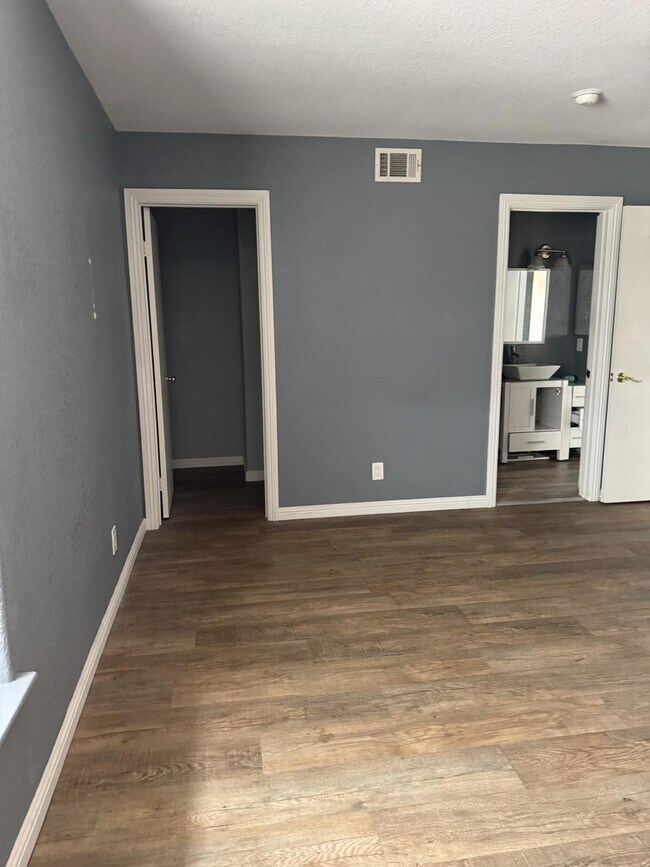 Foto del edificio - 5543 N Magnolia Dr
