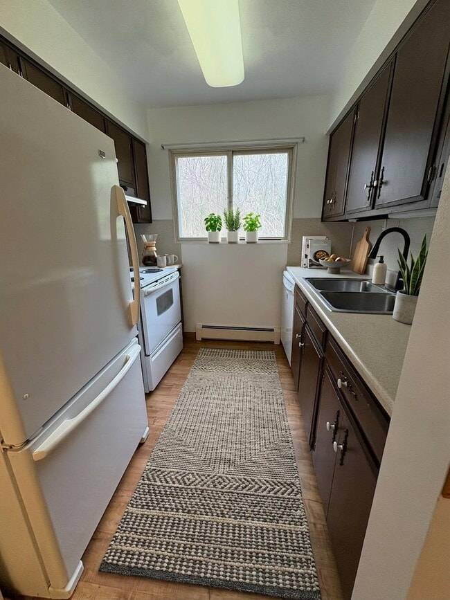 Foto del edificio - 624 Garrison Rd