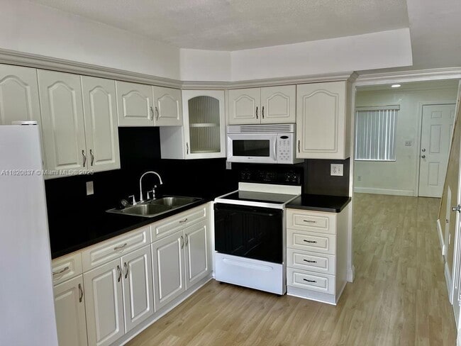 Building Photo - 2329 W 66th Pl