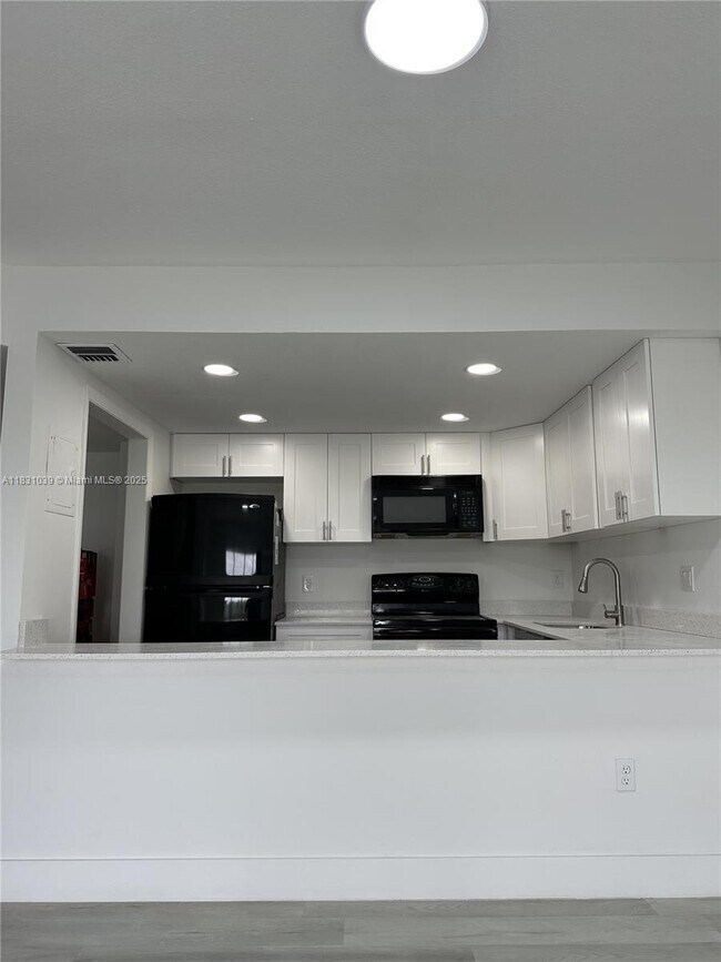 Foto del edificio - 4174 Inverrary Dr