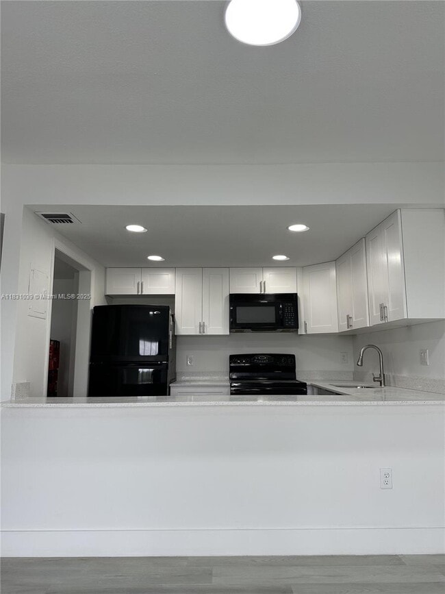 Building Photo - 4174 Inverrary Dr