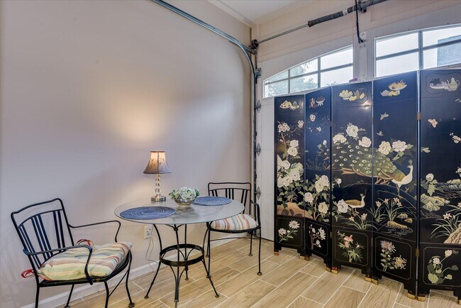 Foto del edificio - 651 Oak Meadow Ln