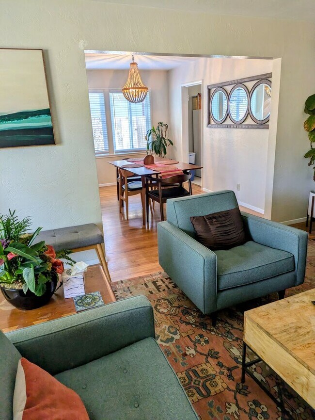 Foto del edificio - Charming 3-bedroom Home Plus Office on Upp...