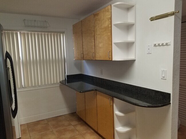 Foto del edificio - 430 Commodore Dr