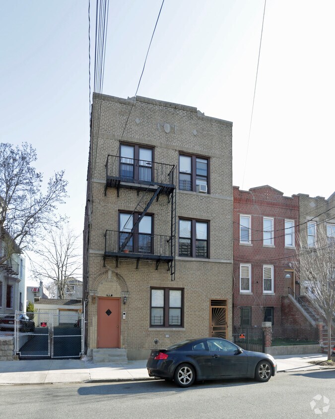 Building Photo - 919 E 229th