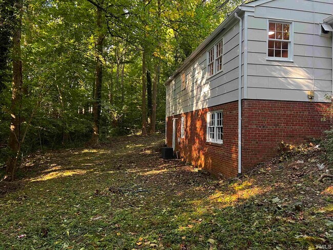 Building Photo - 608 Dennis Ave