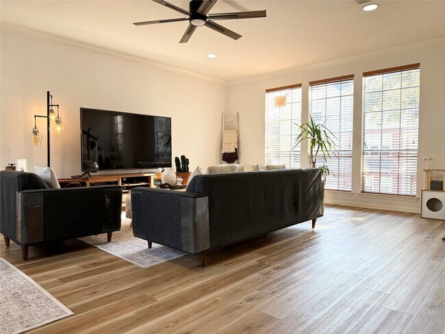 Foto del edificio - 1702 Tuam St