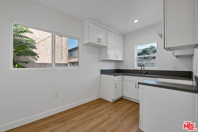 Foto del edificio - 220 E Vernon Ave