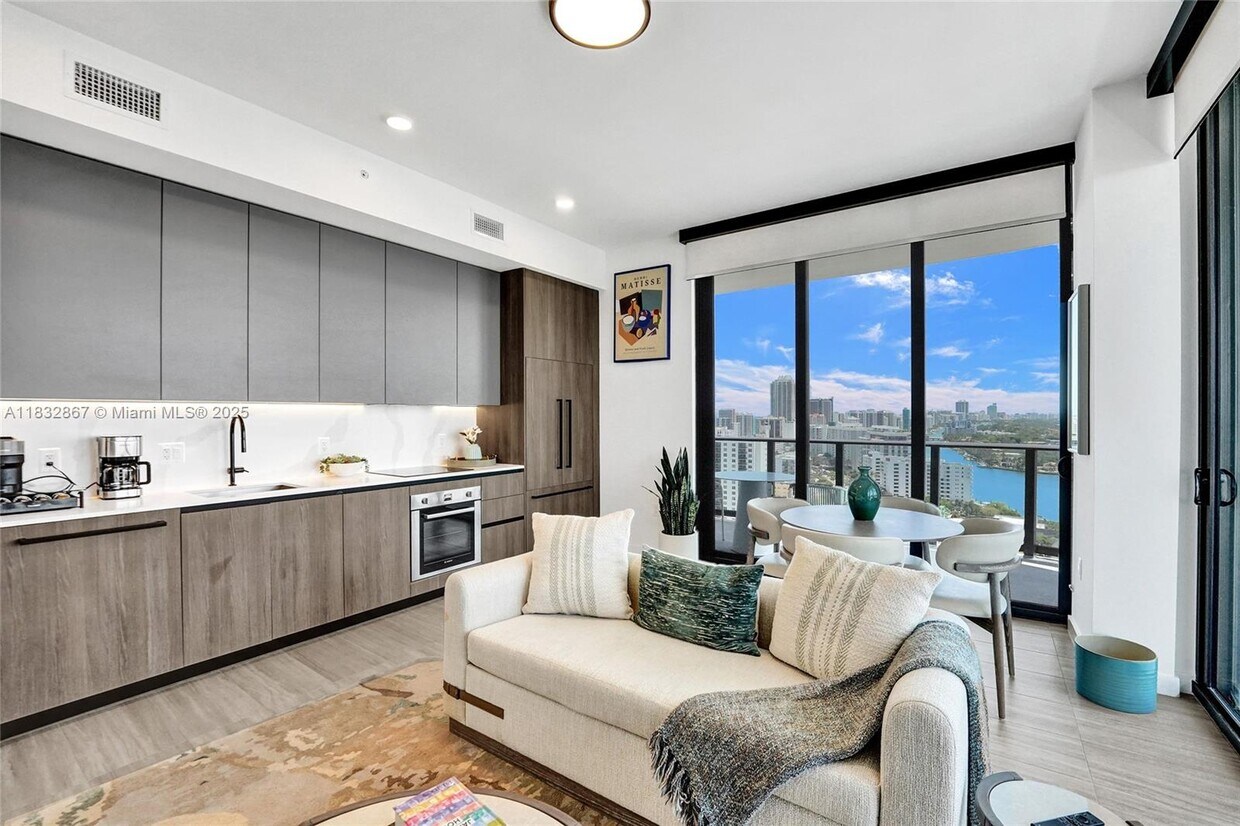 Foto principal - 580 72nd St