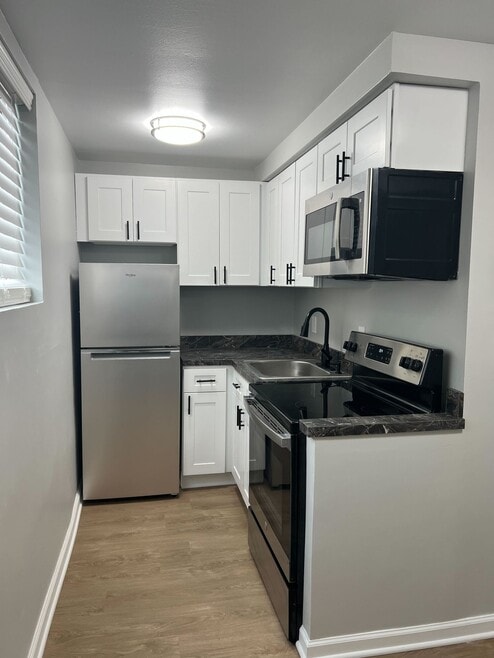 Building Photo - Pine Tree Apartments