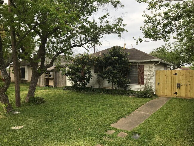 Welcome home! - 2107 San Antonio Street