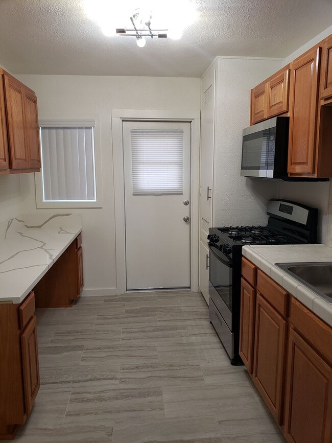 Building Photo - Newly Remodeled 1 Bedroom Unit in Orange