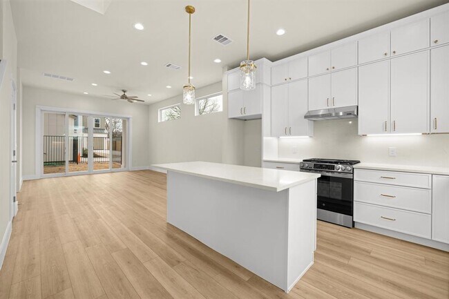 Foto del edificio - 6107 Richardson Ln