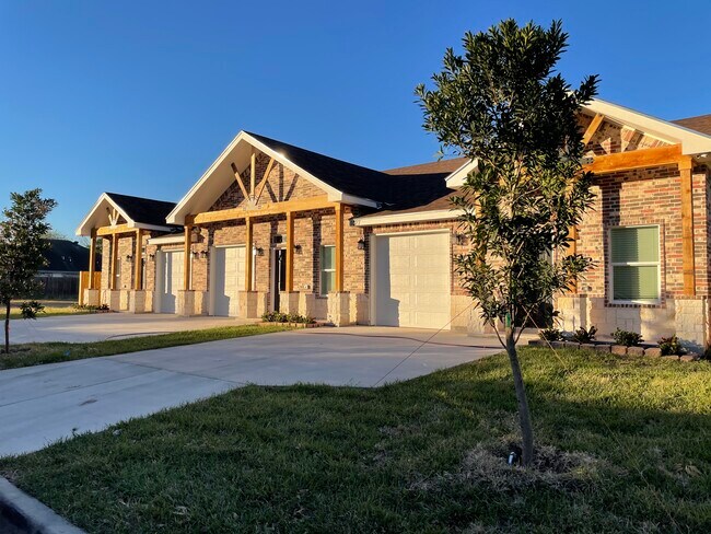 Building Photo - 1027 Fairway Dr