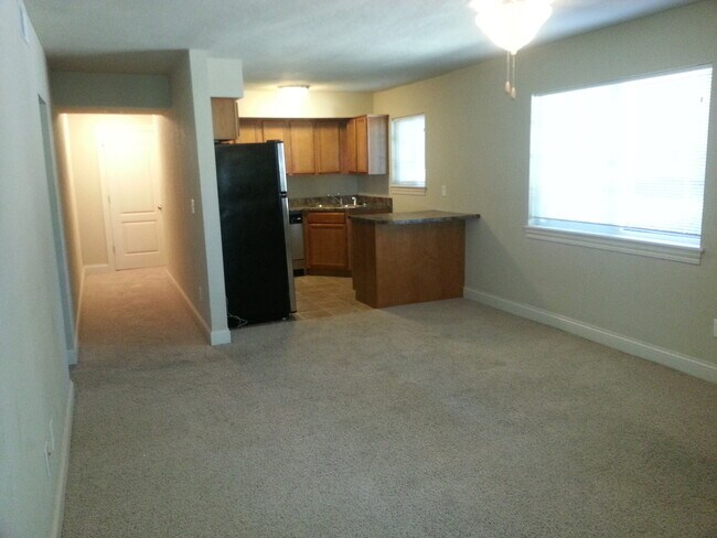Foto del edificio - 2 bedroom, 1 bath condo near west side campus in University Heights