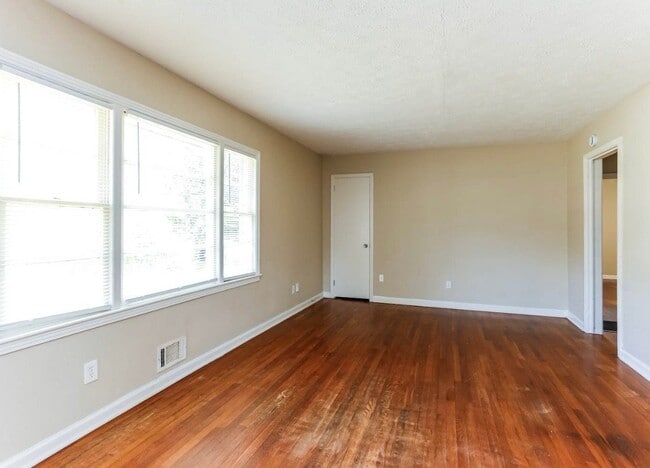 Foto del edificio - 2121 Cherry Ln