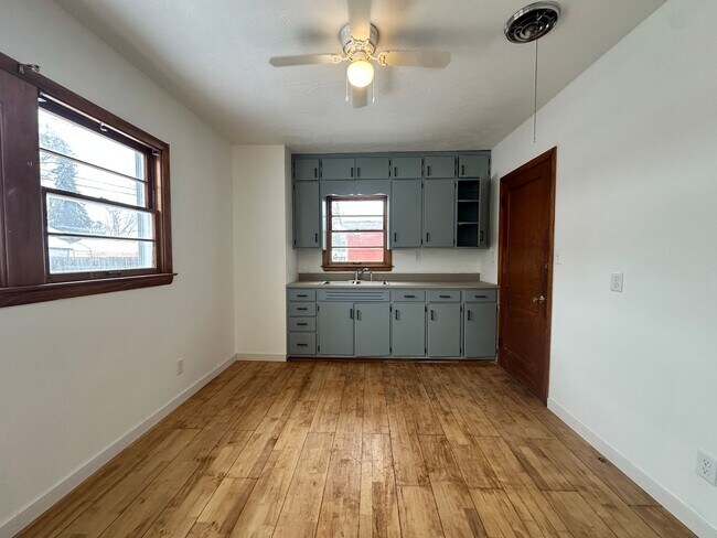 Foto del edificio - Two Bedroom One Bathroom Available in Battle Creek