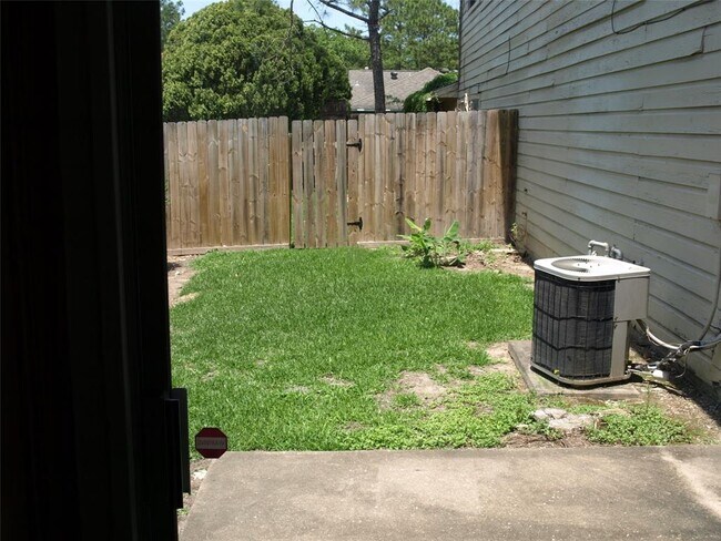Building Photo - 10838 Sugar Hill Dr