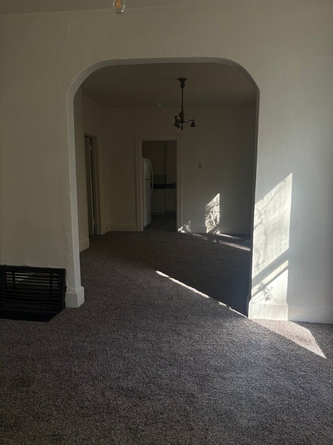 Foto del edificio - Charming 4-Bed, 2-Bath Home on Corner Lot ...