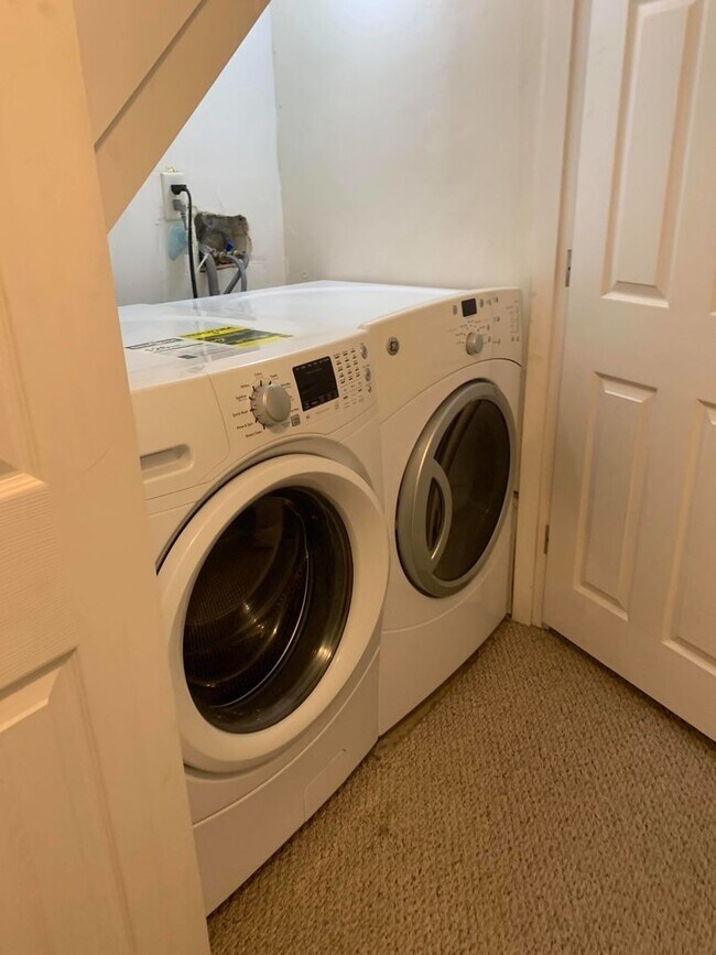 Building Photo - Nice three bedroom in Brookline