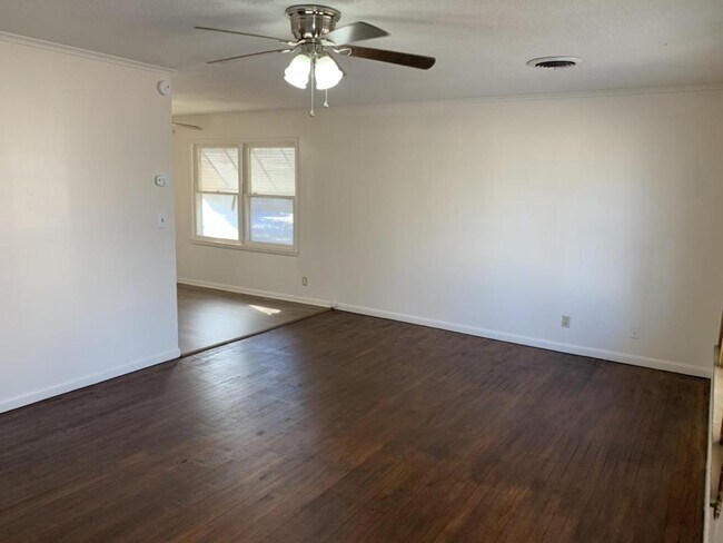 Foto del edificio - 2121 E Eucalyptus Ave