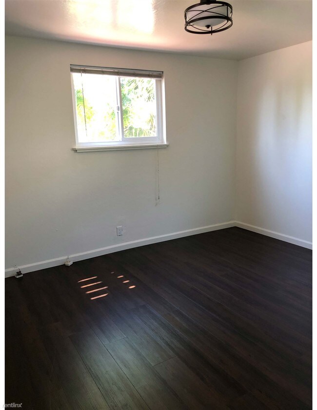 Building Photo - 3 br, 1.5 bath Duplex - 6425 Outlook Ave