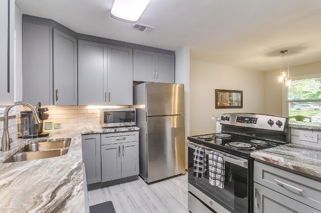 Building Photo - 4704 Collinwood Ave