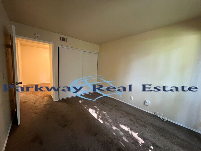 Foto del edificio - Downstairs 2 Bedroom 1 Bathroom Condo in E...