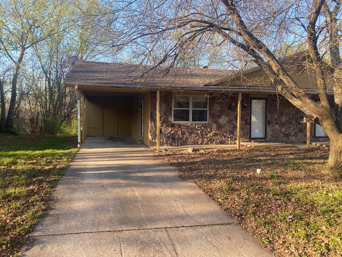 4460 W Southview Dr, Columbia, MO 65203 Townhouse for Rent in