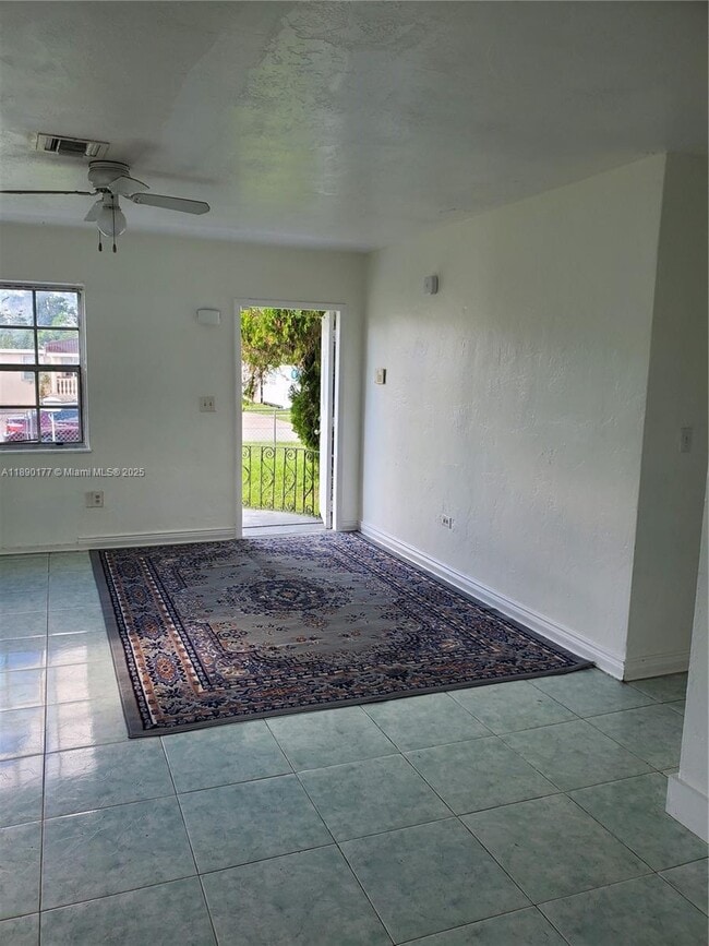 Foto del edificio - 1240 NE 143rd St