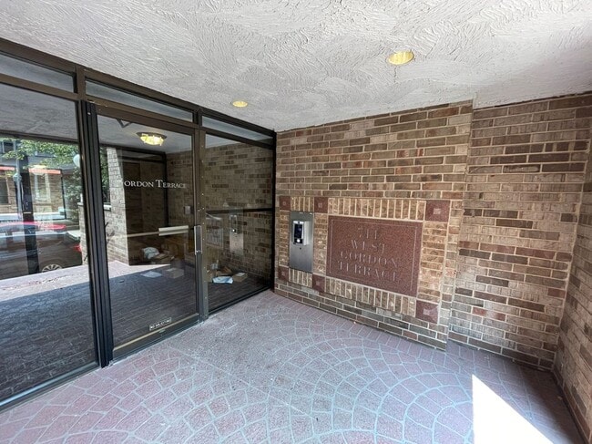 Building Photo - 744 W Gordon Terrace