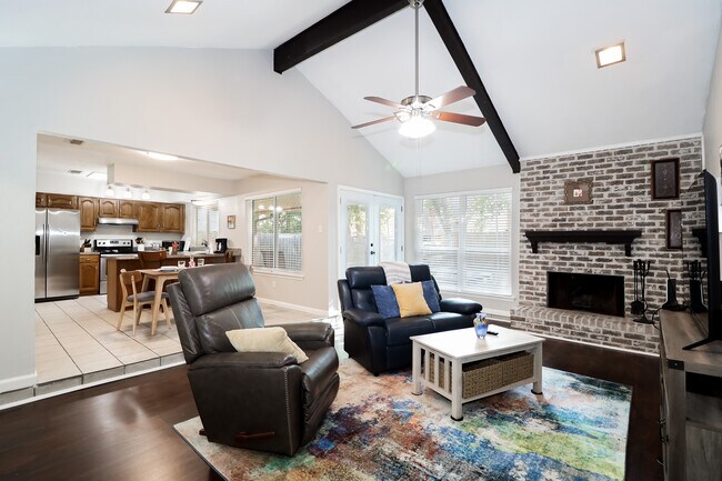 Esta es una vista de la sala de estar principal. Todos los muebles son nuevos, incluido ese sillón reclinable de cuero. - 2507 Holt Road