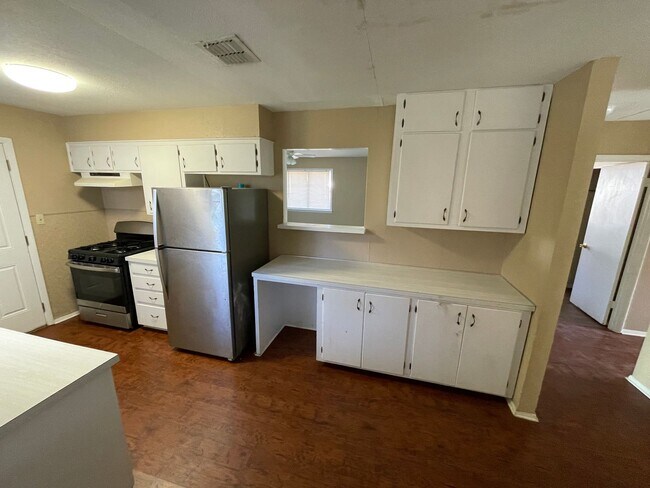 Building Photo - Southern Hills Home